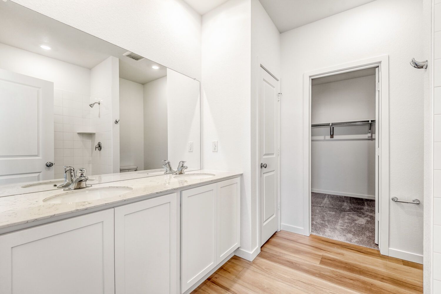 45875 Mill Ave Owner's Suite Bathroom