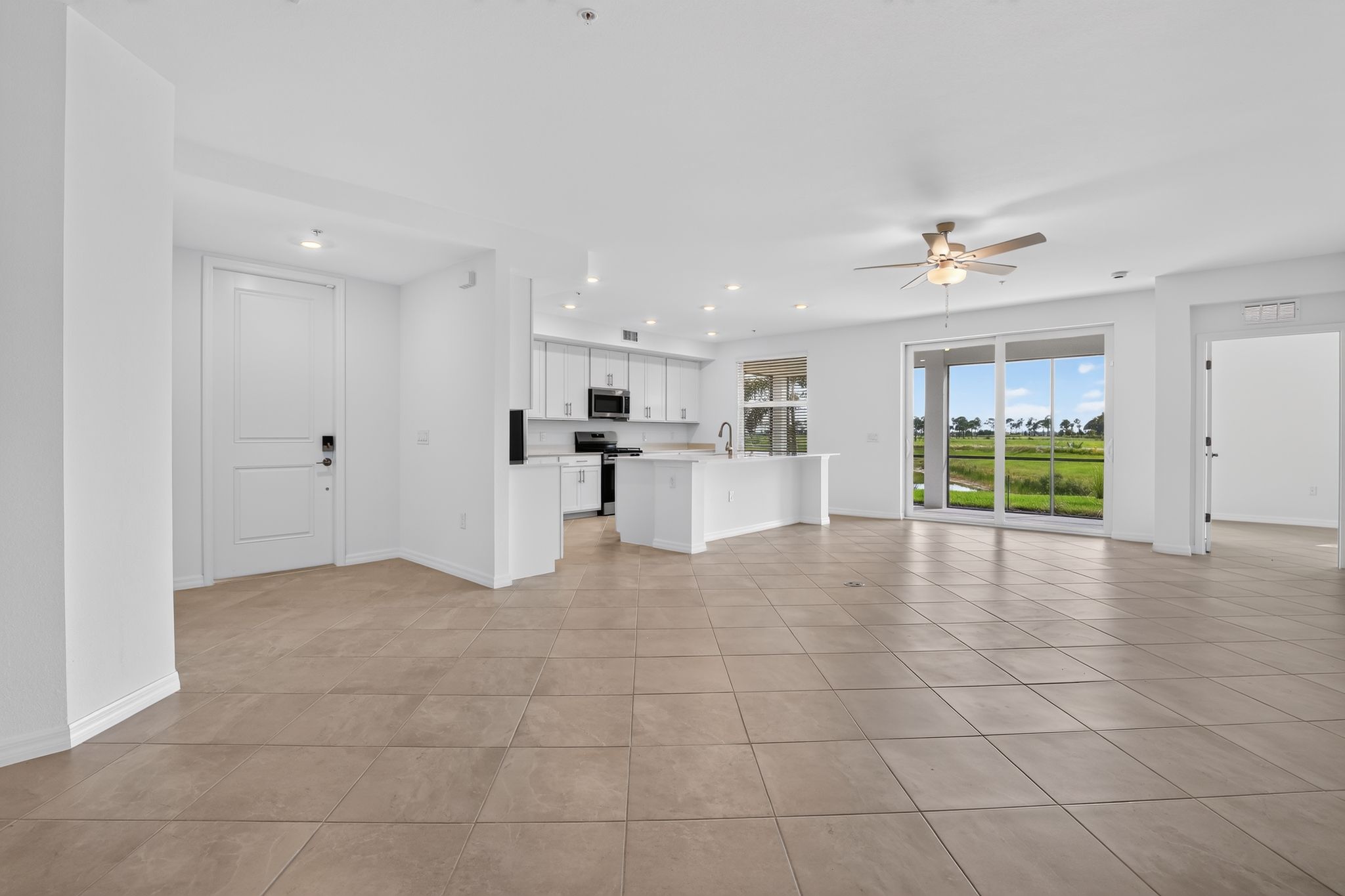 14 15888 Grn Acrs Ave 4211 Living room 8908