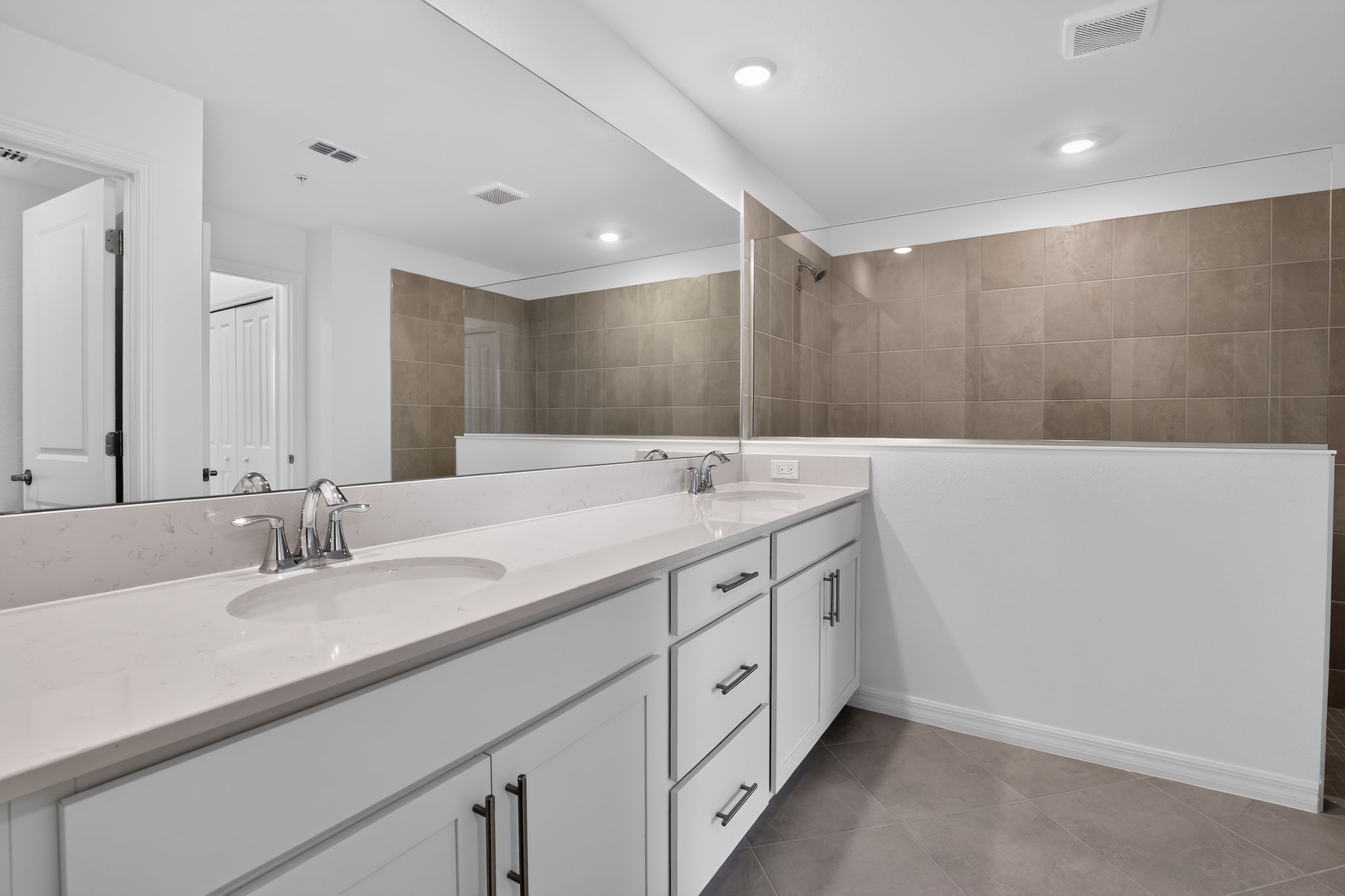 27 15888 Grn Acrs Ave 4211 Bathroom 8930