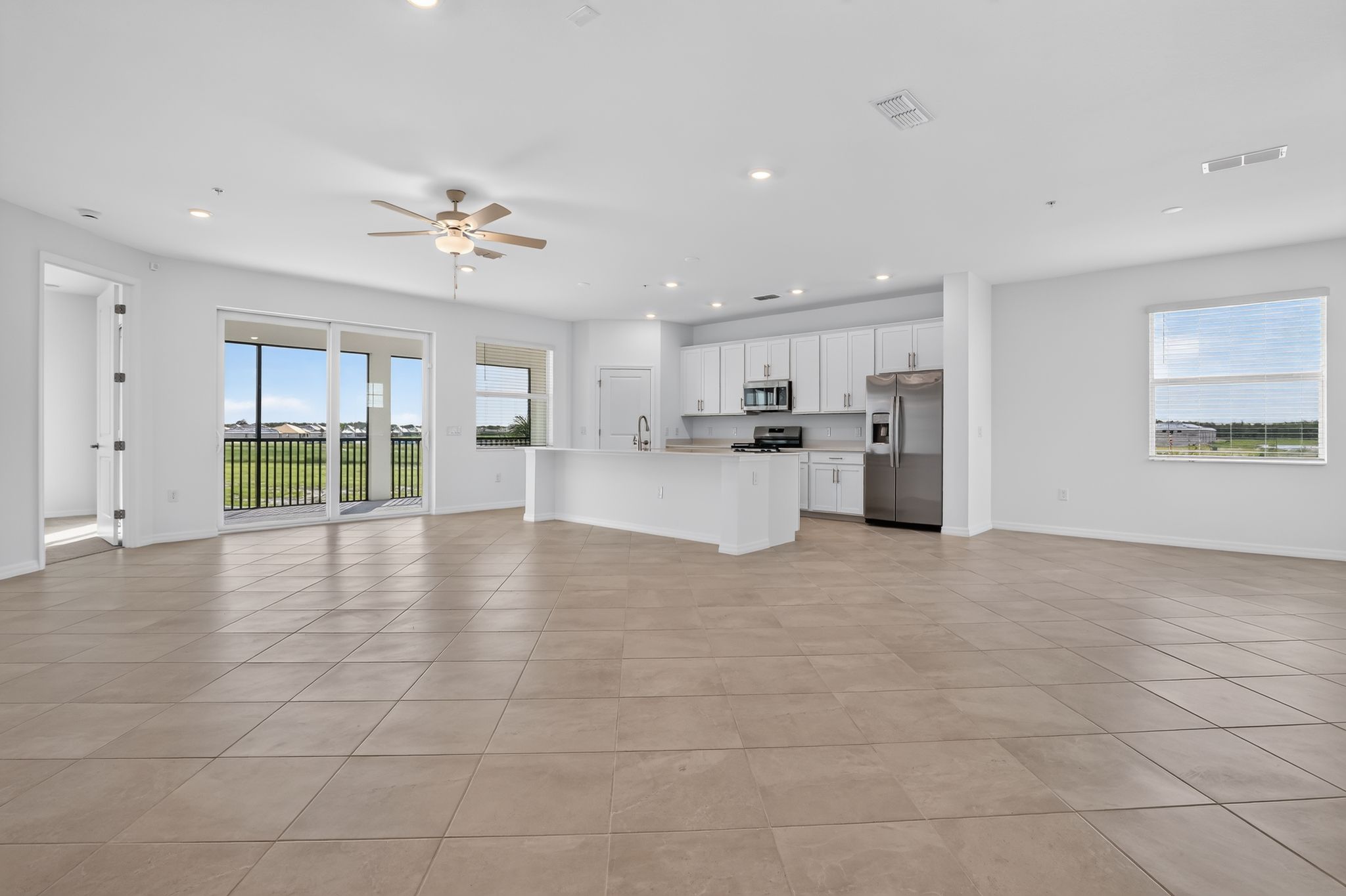 12 15888 Grn Acrs Ave 4222 Living room 8998