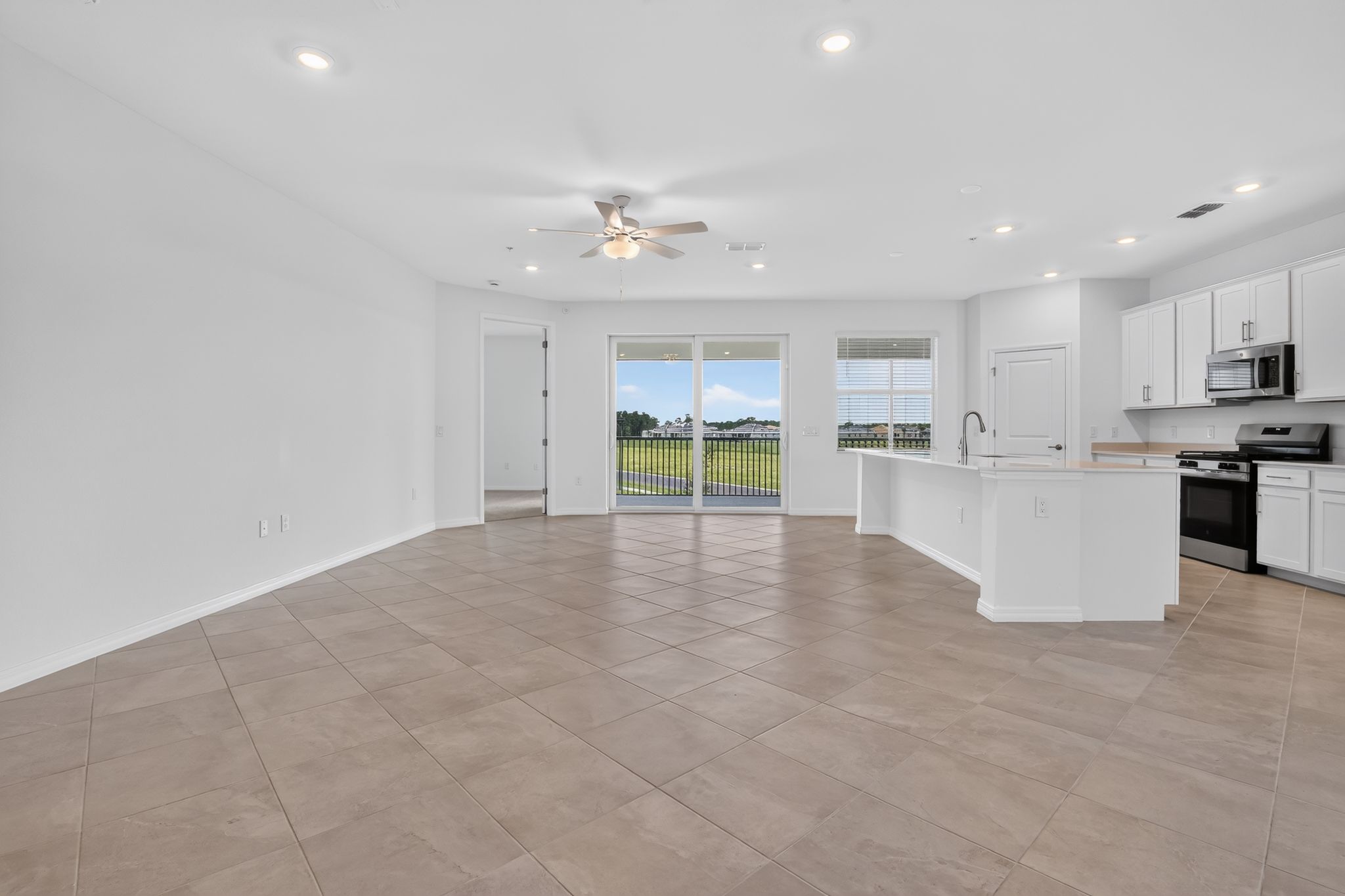13 15888 Grn Acrs Ave 4222 Living room 9019