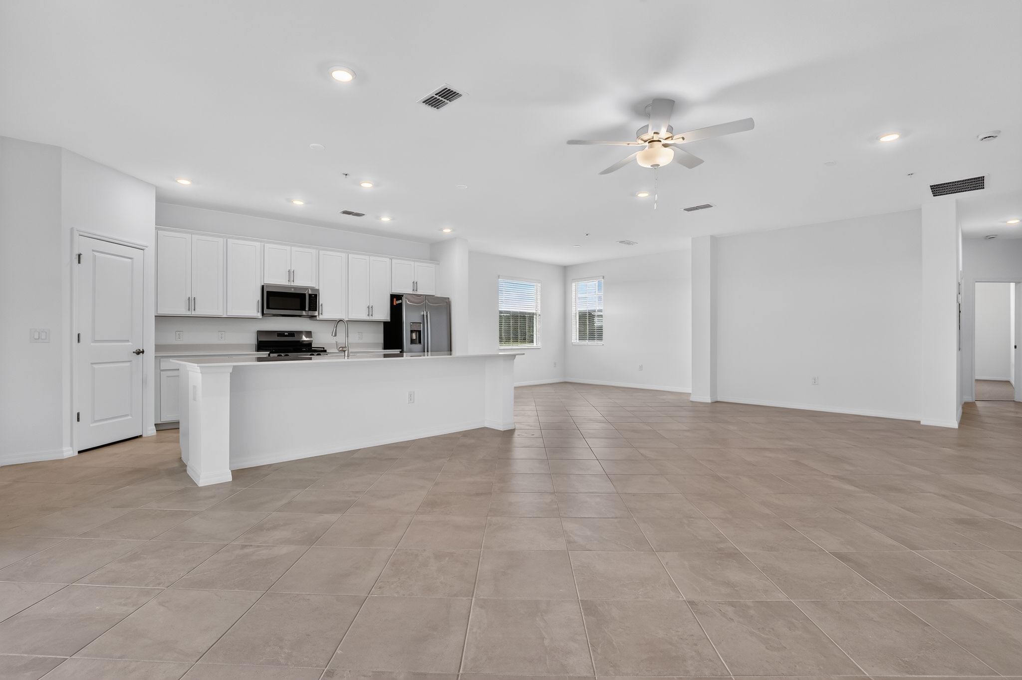 15 15888 Grn Acrs Ave 4222 Living room 9016