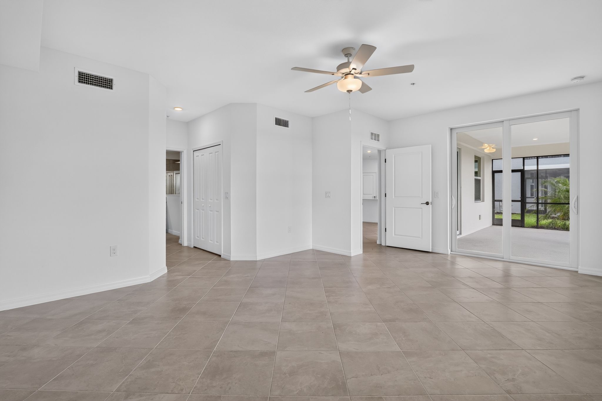 13 15888 Grn Acrs Ave 4211 Living room 8926