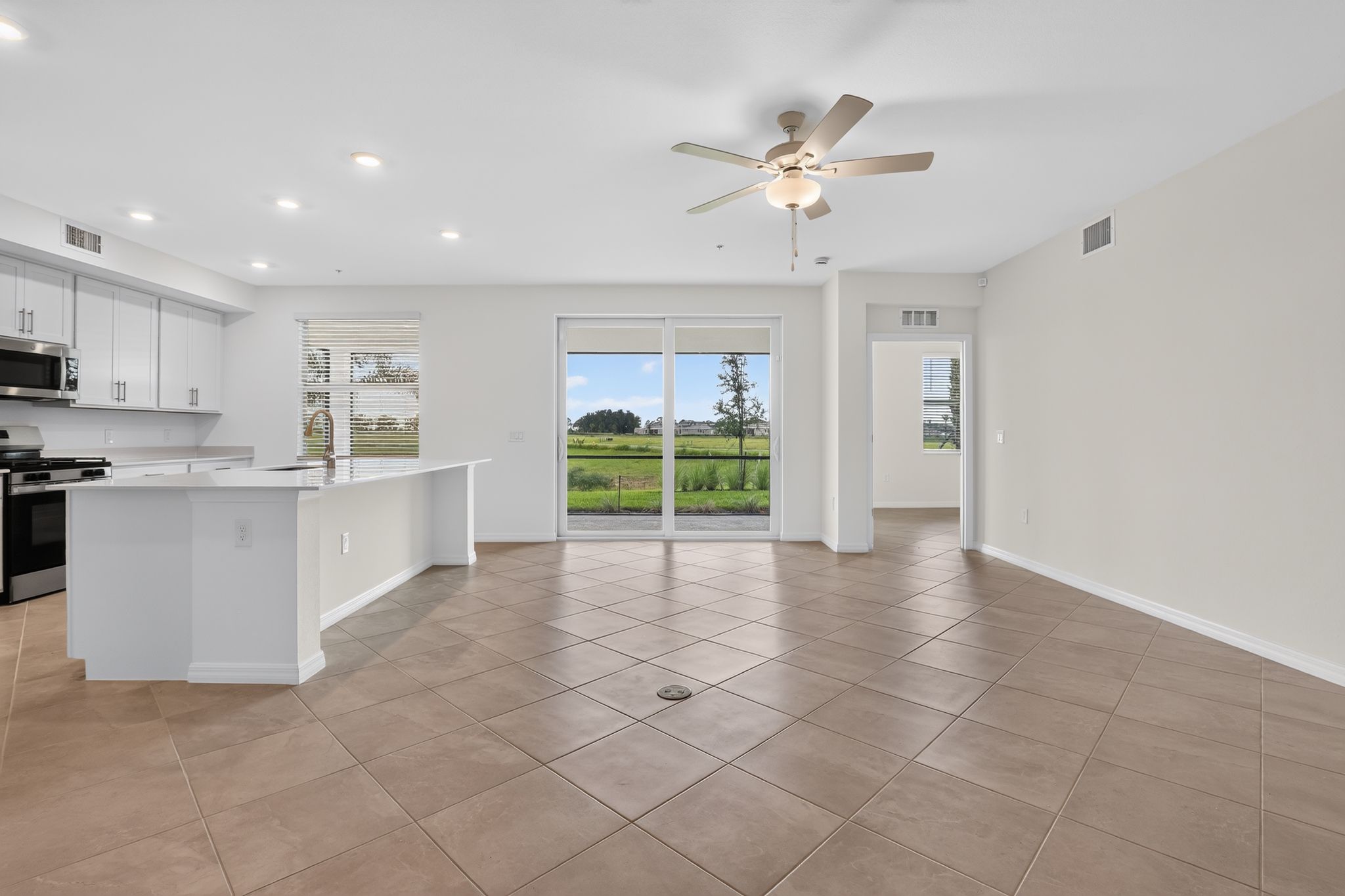 15 15888 Grn Acrs Ave 4211 Living room 8920