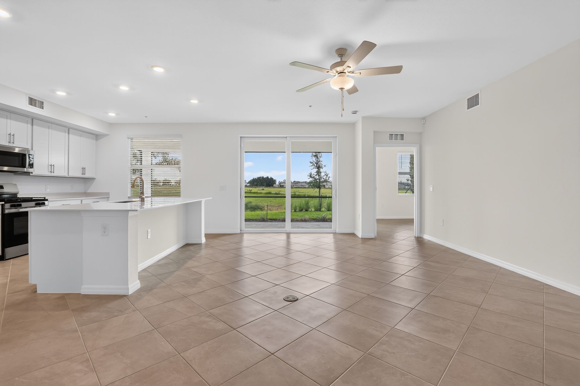 15 15888 Grn Acrs Ave 4211 Living room 8920