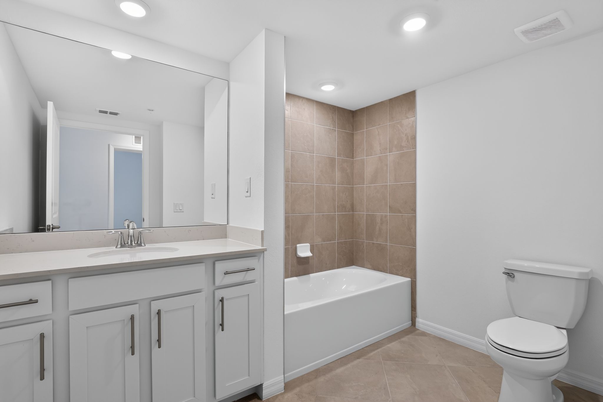 28 15888 Grn Acrs Ave 4211 Bathroom 8936
