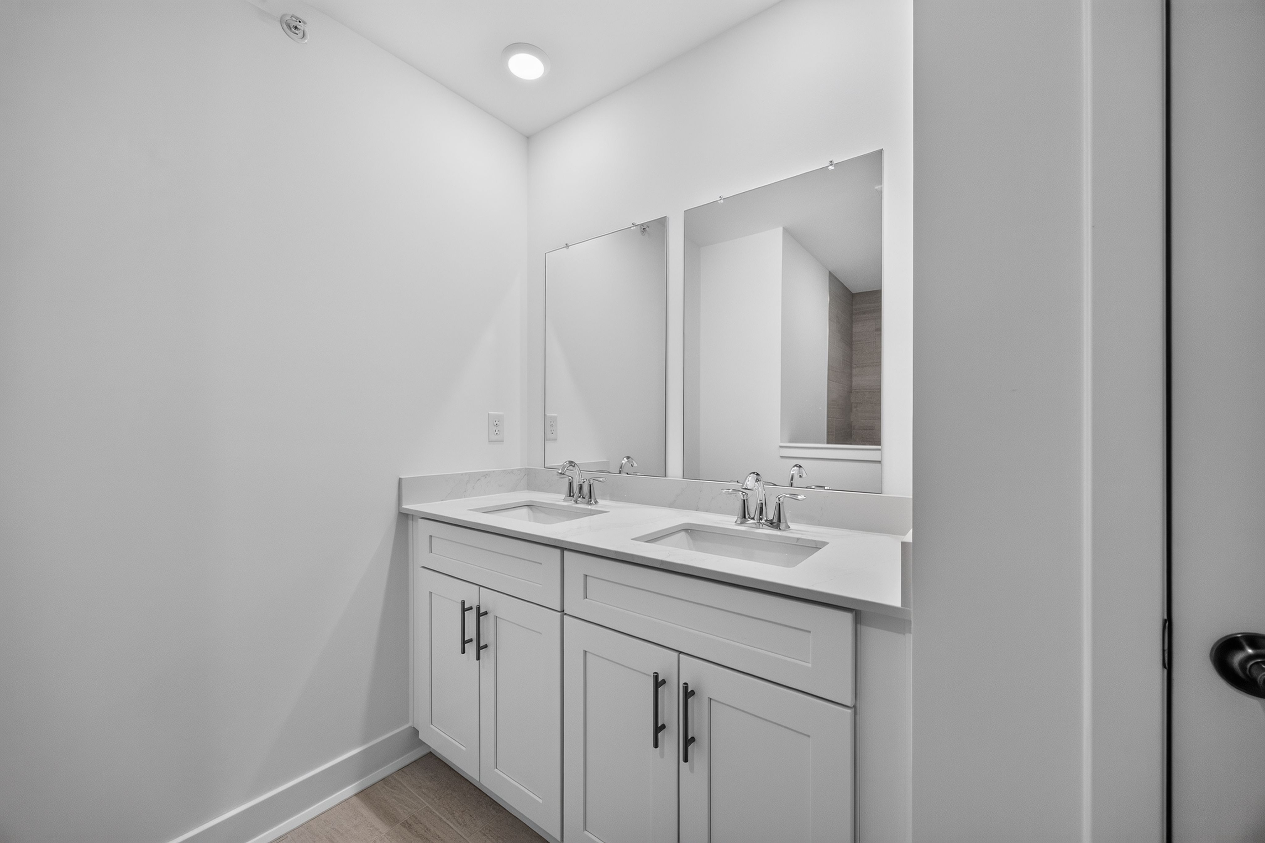 Pershing West Terrace Tuxedo Reserve Pershing Bath2 2of2 F3