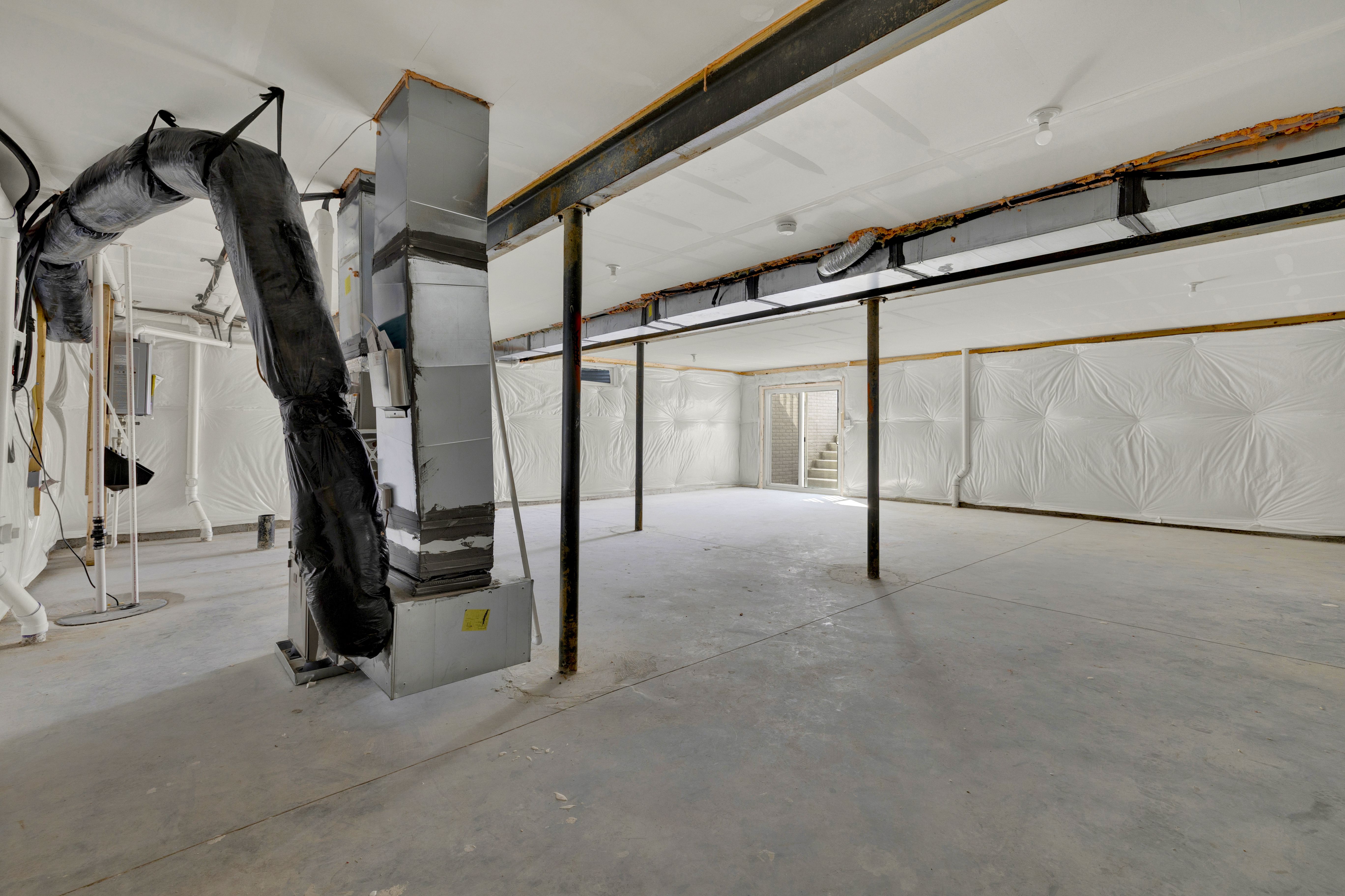 Plantation Lakes Clearwater Unfinished Basement 3of3