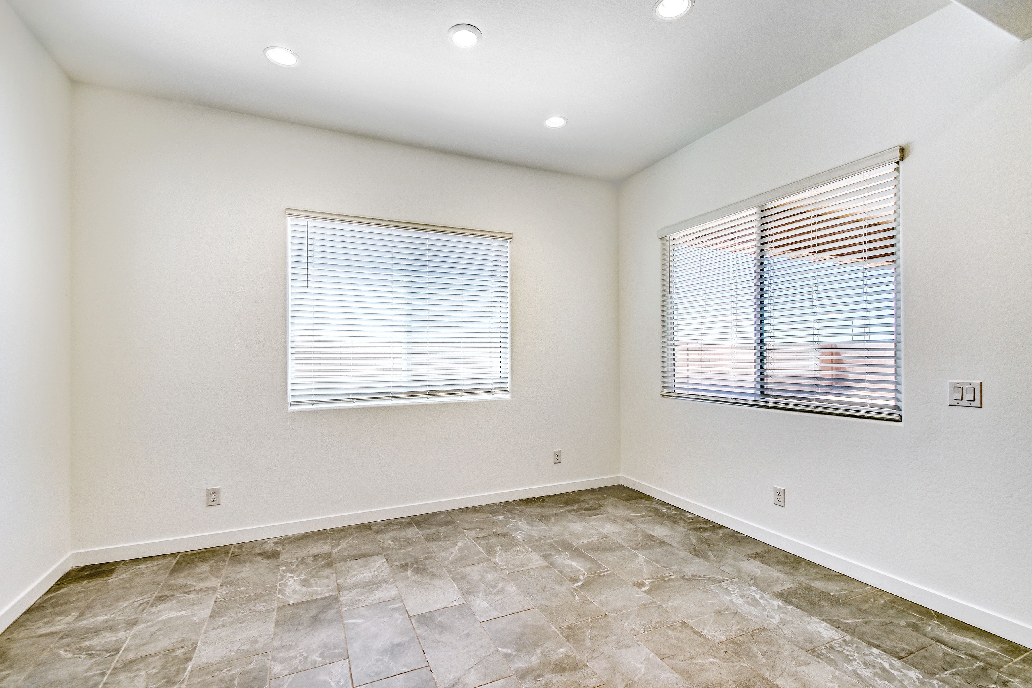 25137 N 177th Ave   Print Quality   005   05 Breakfast Area