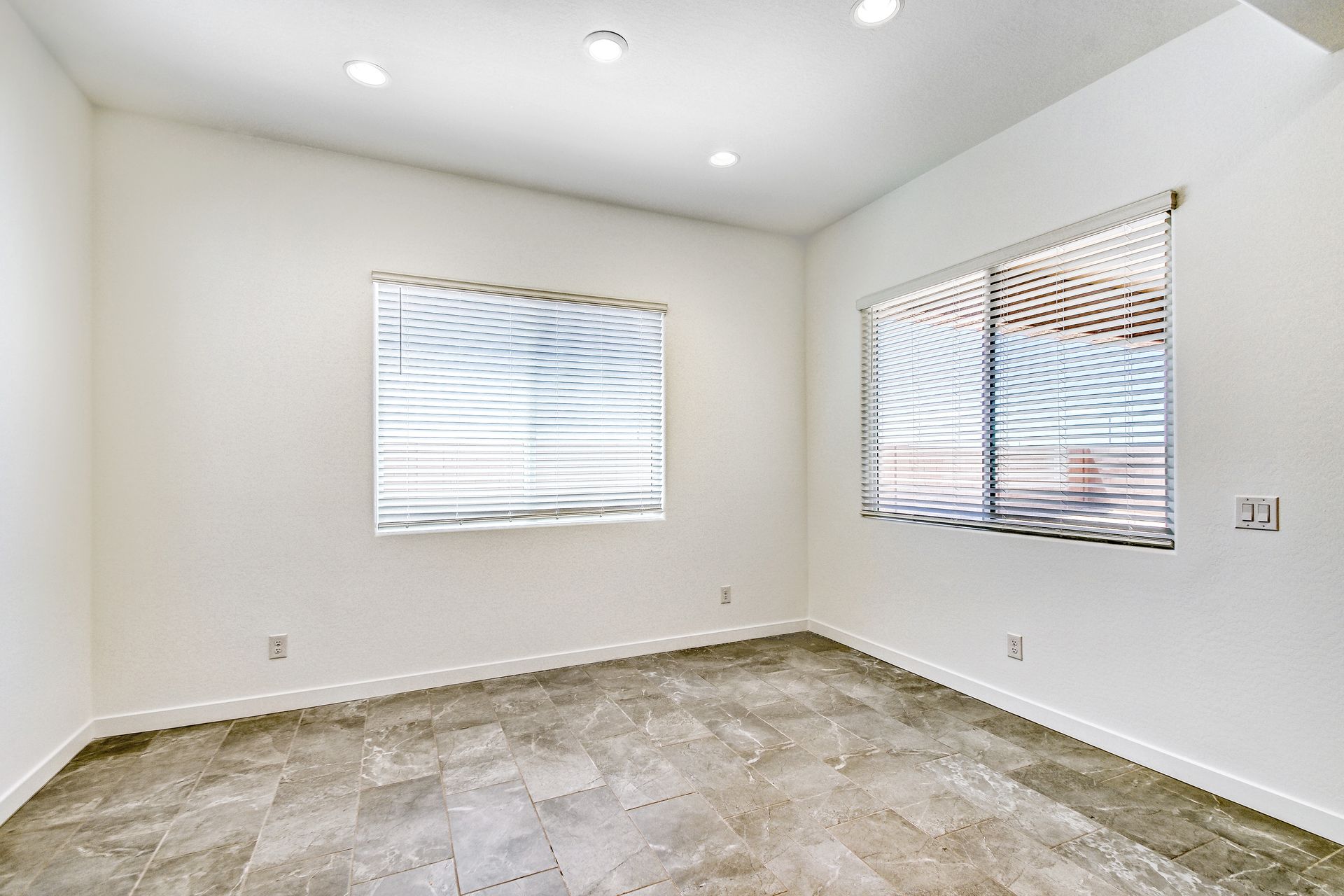 25137 N 177th Ave   Print Quality   005   05 Breakfast Area