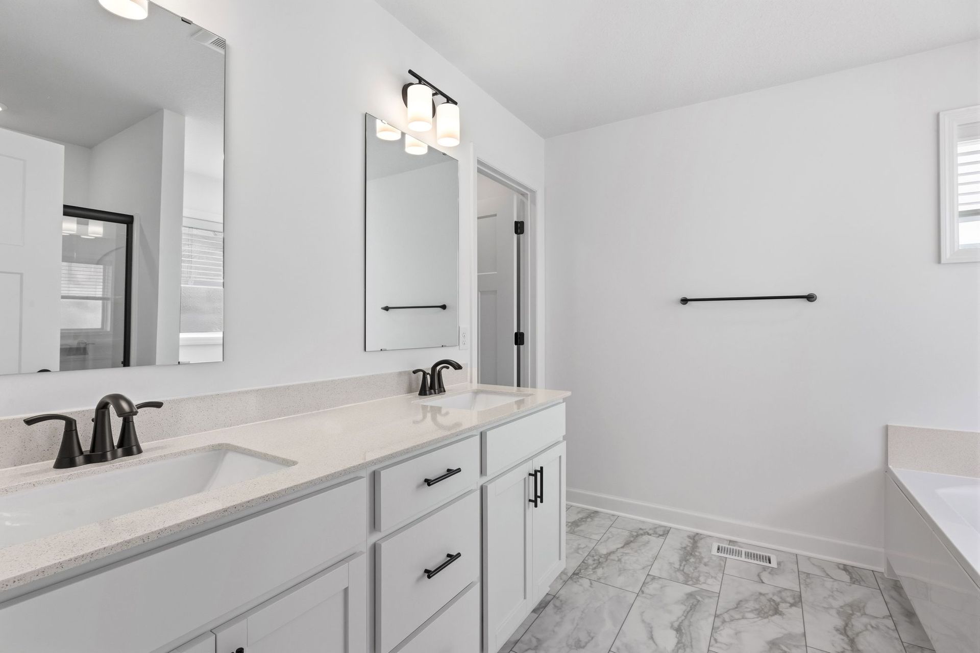 12 Amelia Meadows Mc Kinley QMI H S1113 Owners Bathroom 1of2 F2