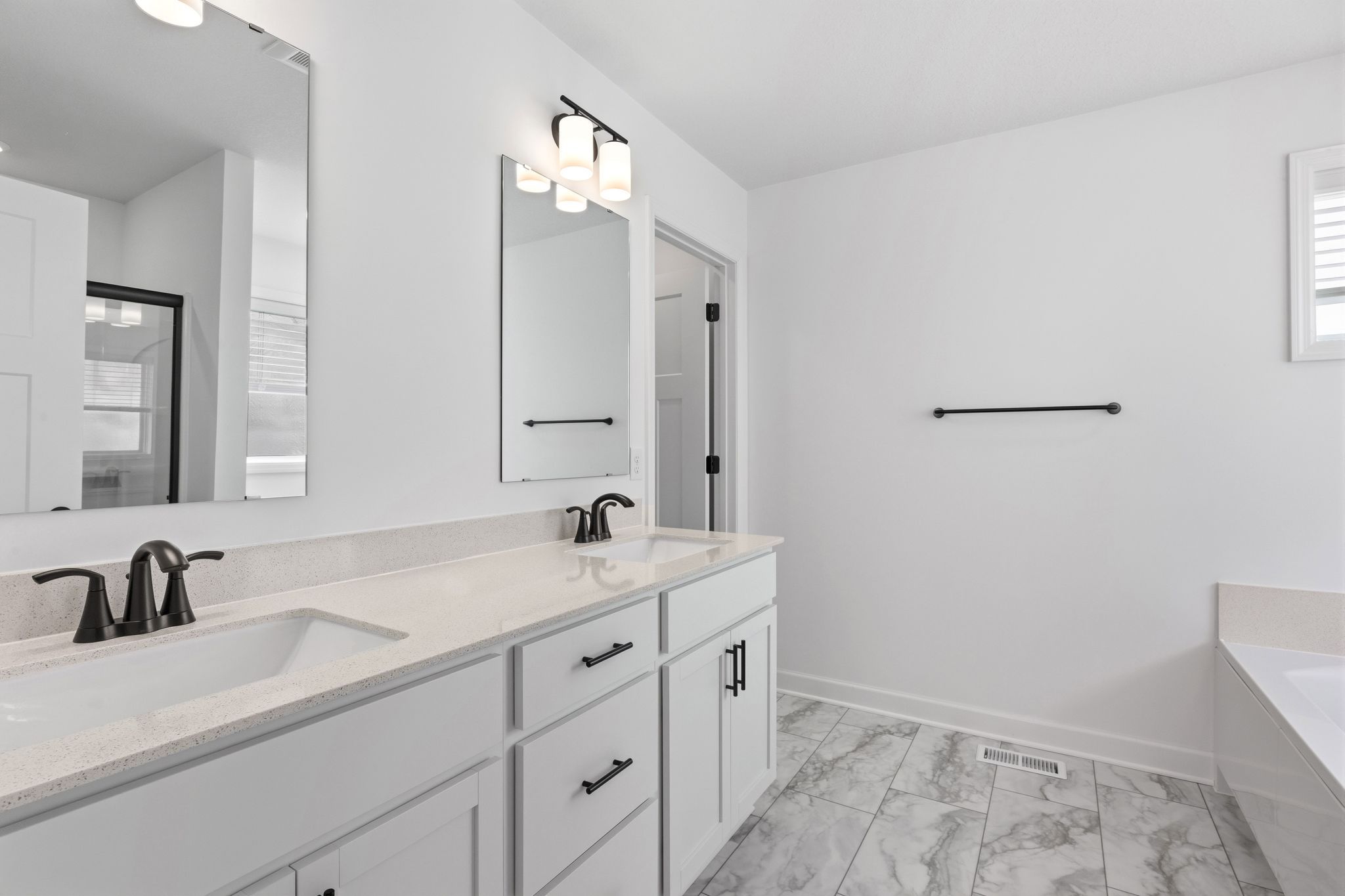 12 Amelia Meadows Mc Kinley QMI H S1113 Owners Bathroom 1of2 F2