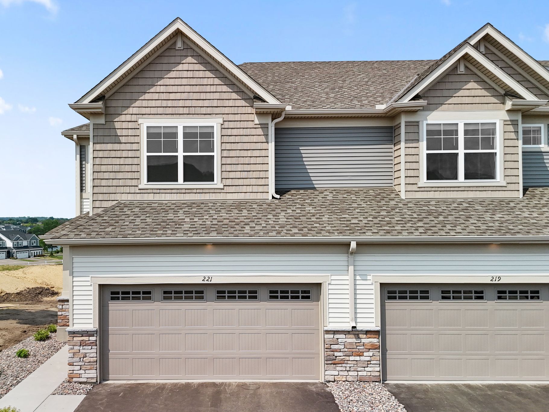 2 Waterford Richmond QMI H S8210 Front Yard 1of4 F1