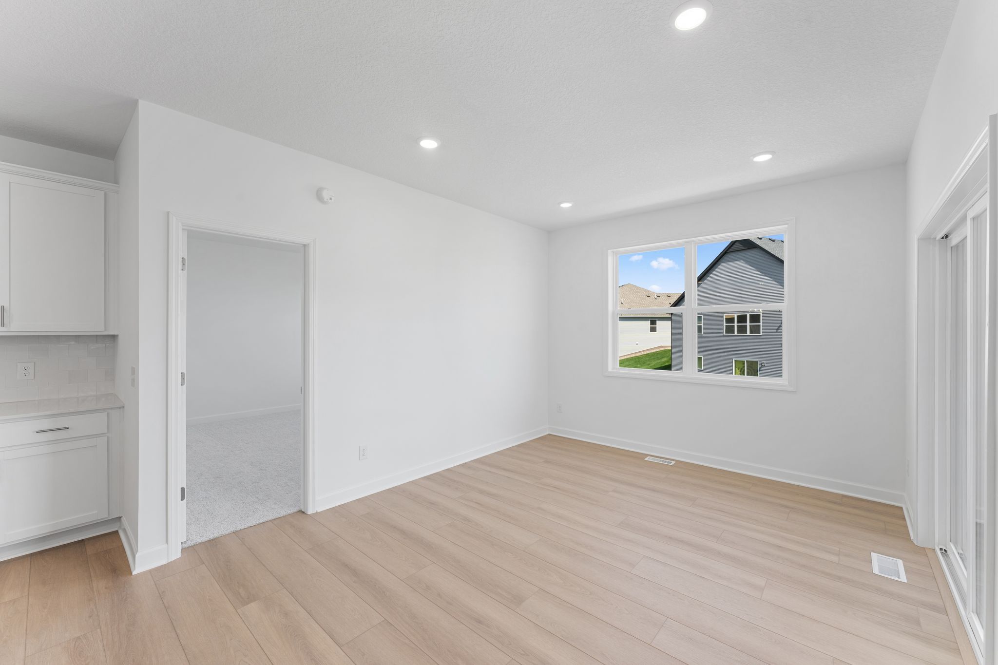 8 Lexington Waters Brisbane QMI H S22222543119 Dining Room F1