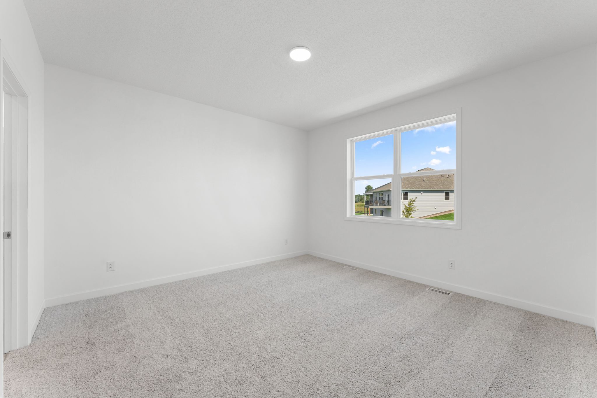 15 Lexington Waters Brisbane QMI H S22222543119 Owners Bedroom 1of2 F1