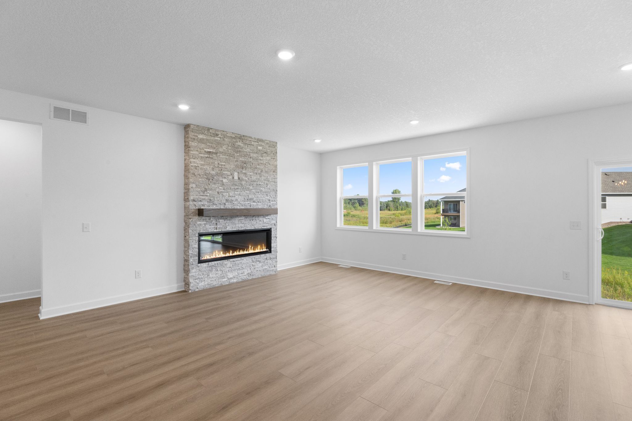 8 Lexington Waters Salem QMI H S22222543120 Great Room 2of3 F1