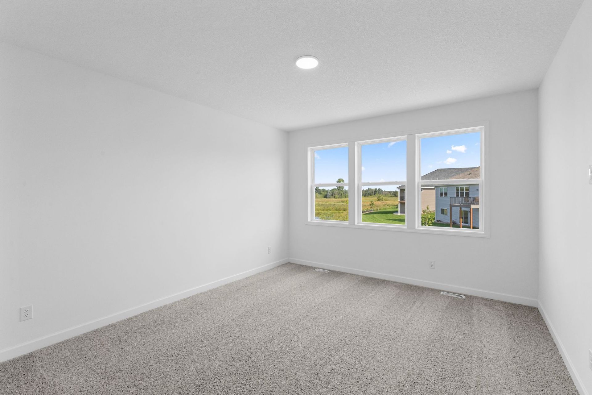 14 Lexington Waters Salem QMI H S22222543120 Owners Bedroom F1