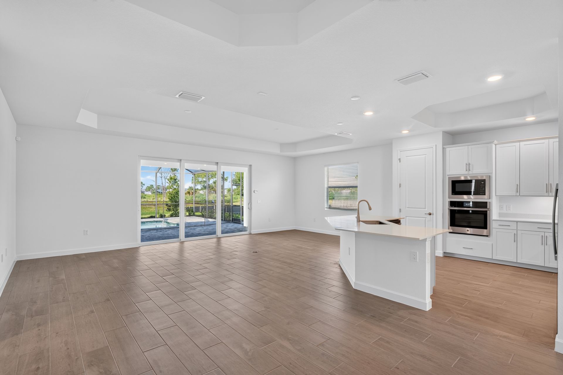 09 15398 Grn Acrs Ave Living room 0173