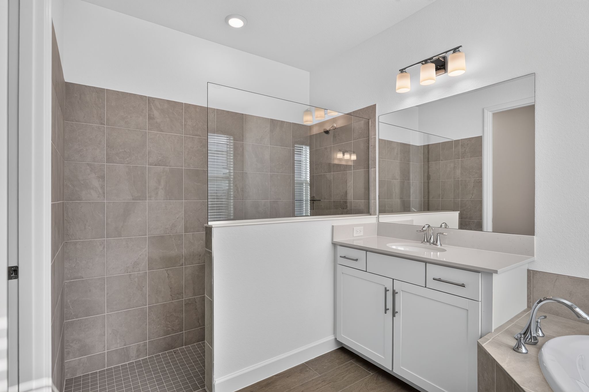 19 15398 Grn Acrs Ave Bathroom 0167