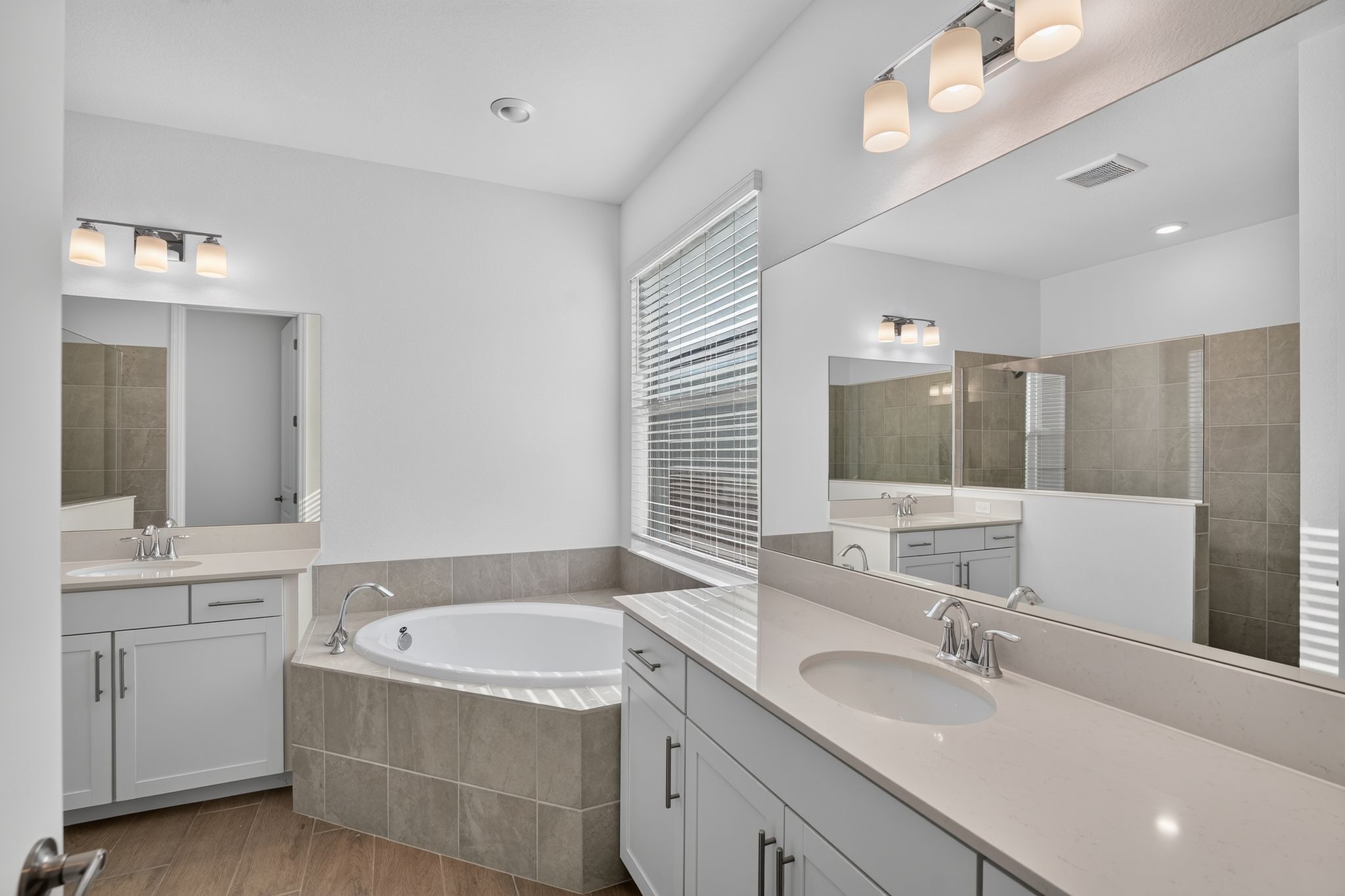 21 15398 Grn Acrs Ave Bathroom 0164