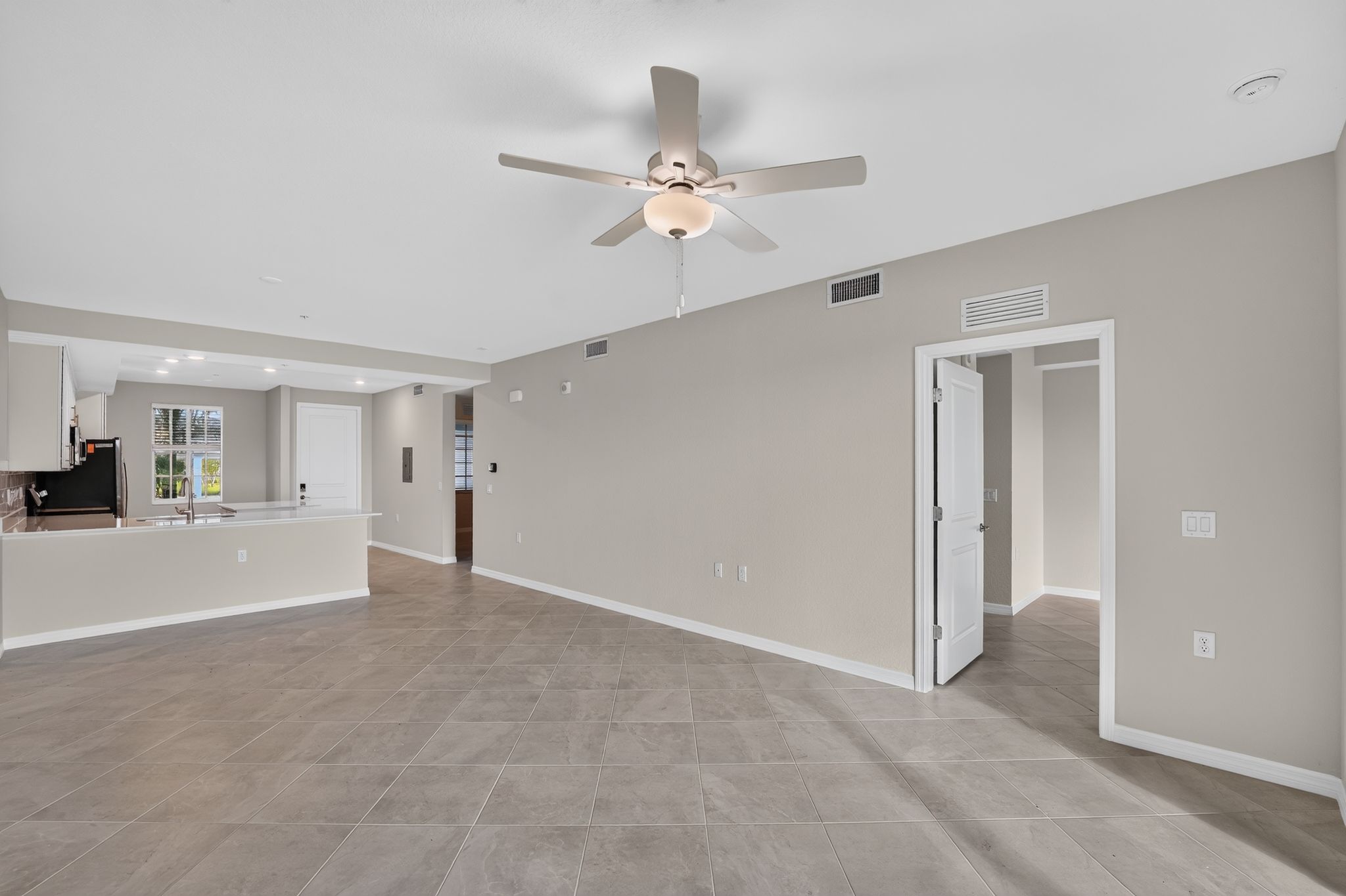 05 15835 Grn Acrs Ave 3315 Living room 0101