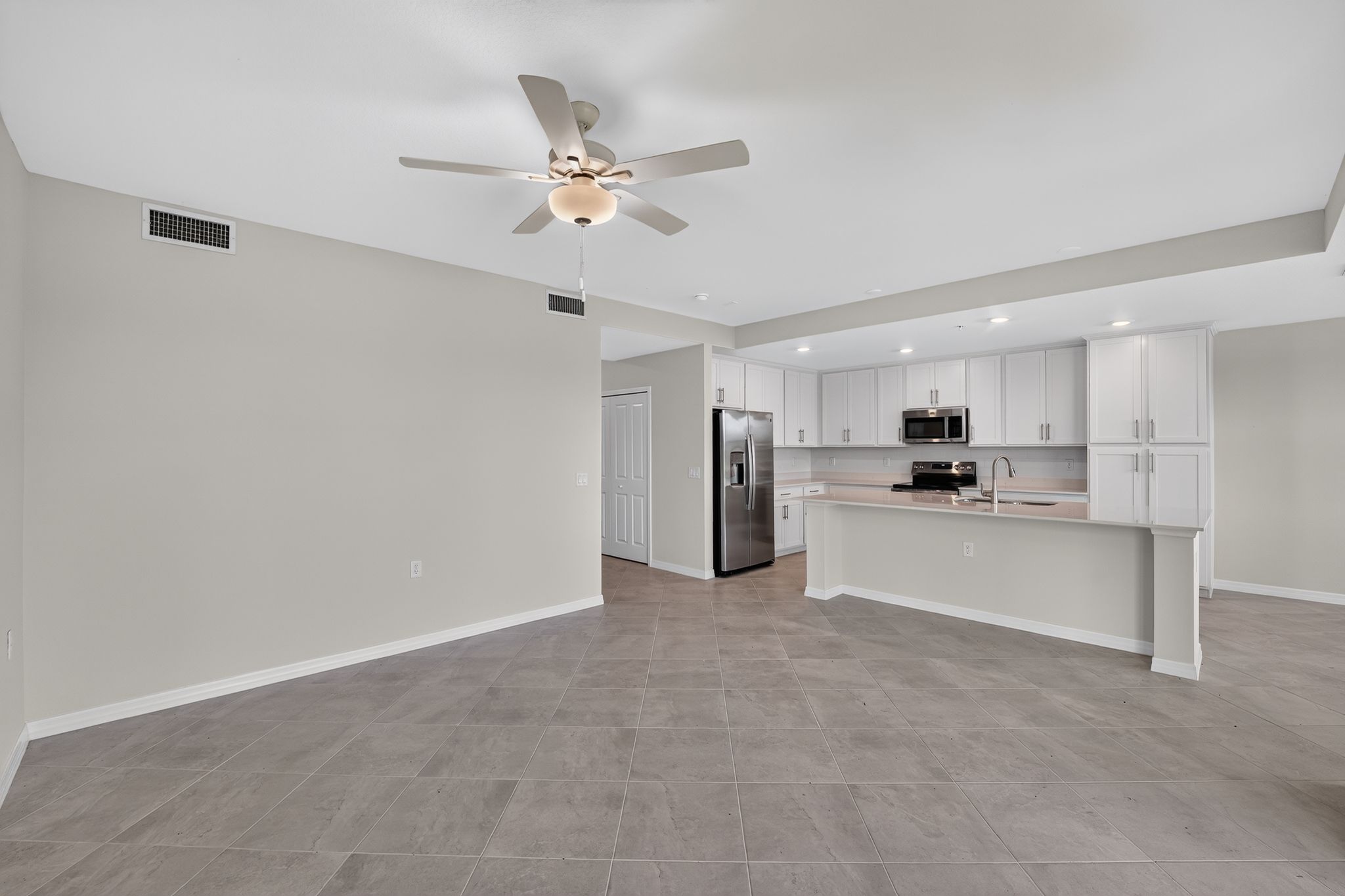 08 15835 Grn Acrs Ave 3316 Living room 0822