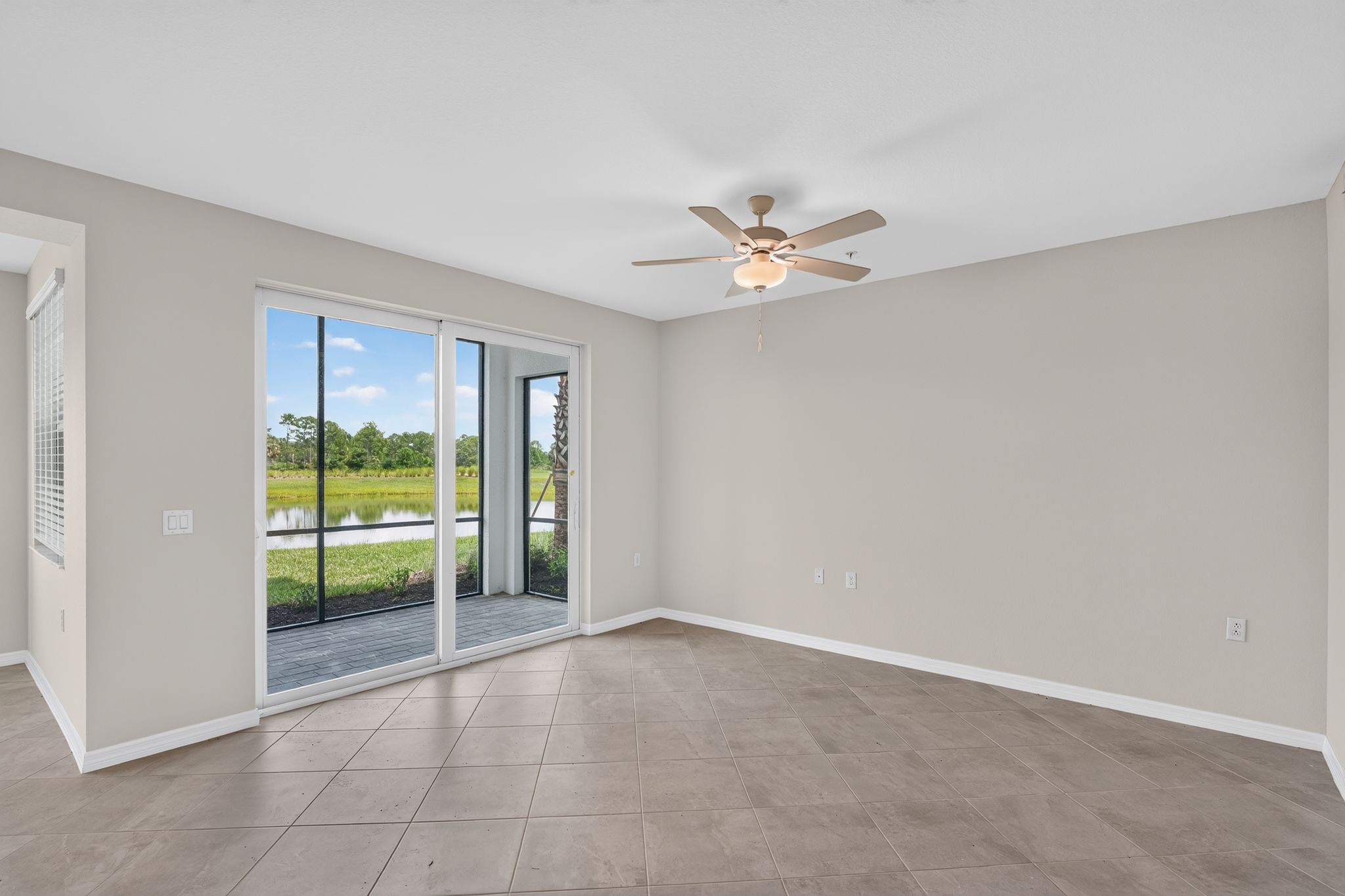 06 15835 Grn Acrs Ave 3316 Living room 0816