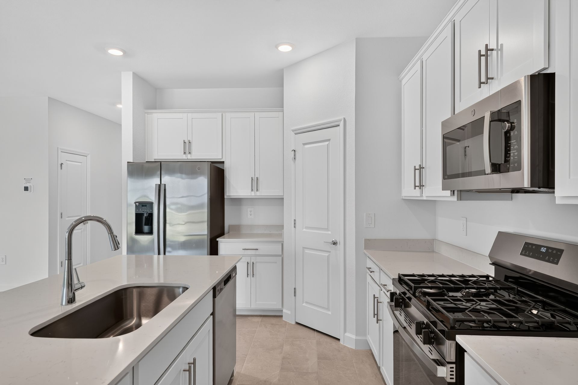 13 14815 Bluewater Rd Kitchen 0433