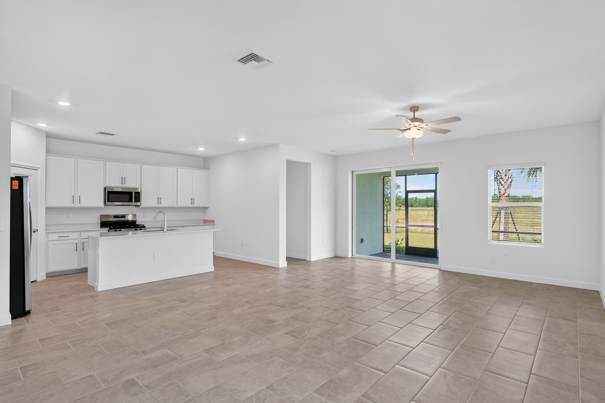 11 14815 Bluewater Rd Living room 0417