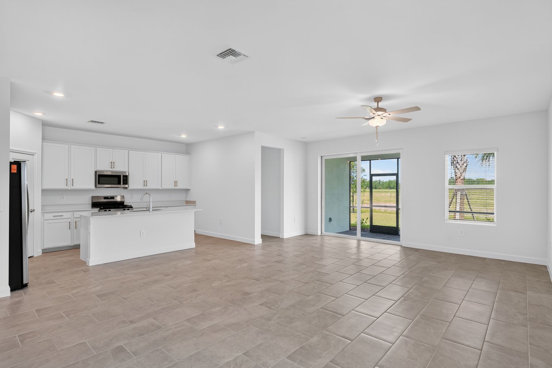 11 14815 Bluewater Rd Living room 0417