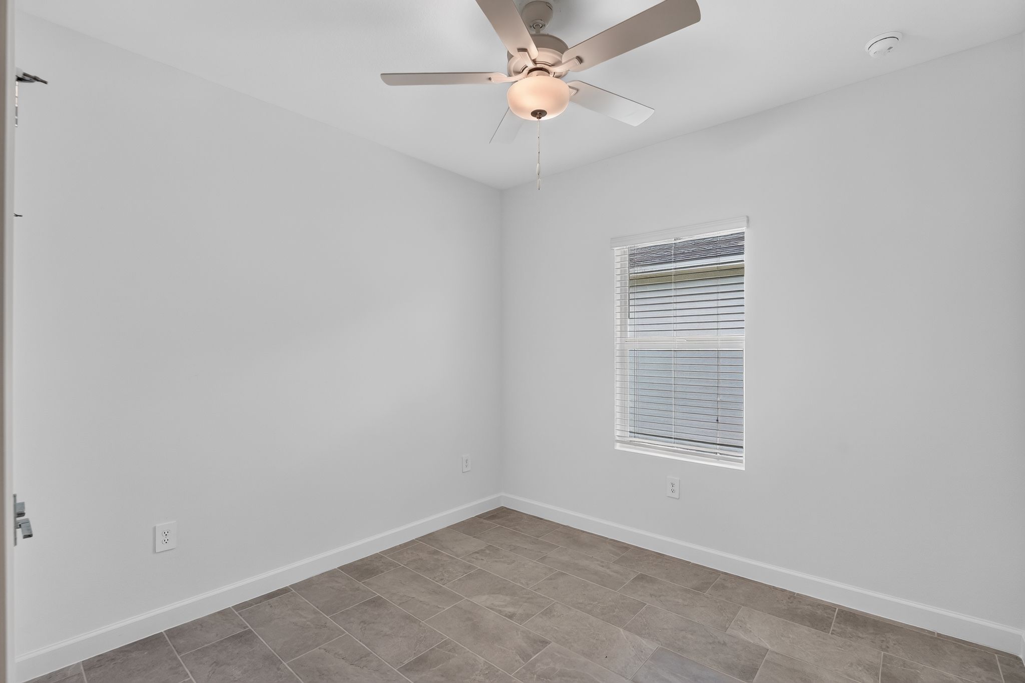 15 14815 Bluewater Rd Bedroom 0409