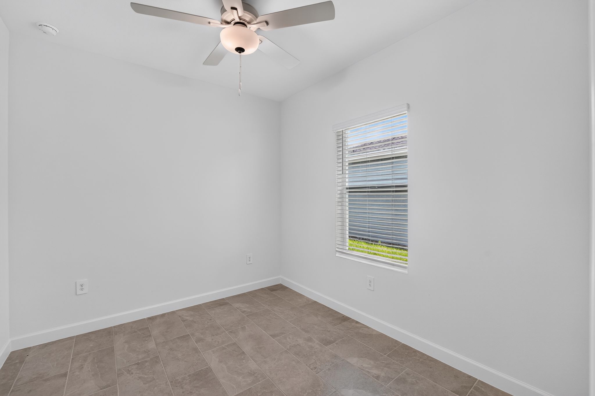 17 14815 Bluewater Rd Bedroom 0403