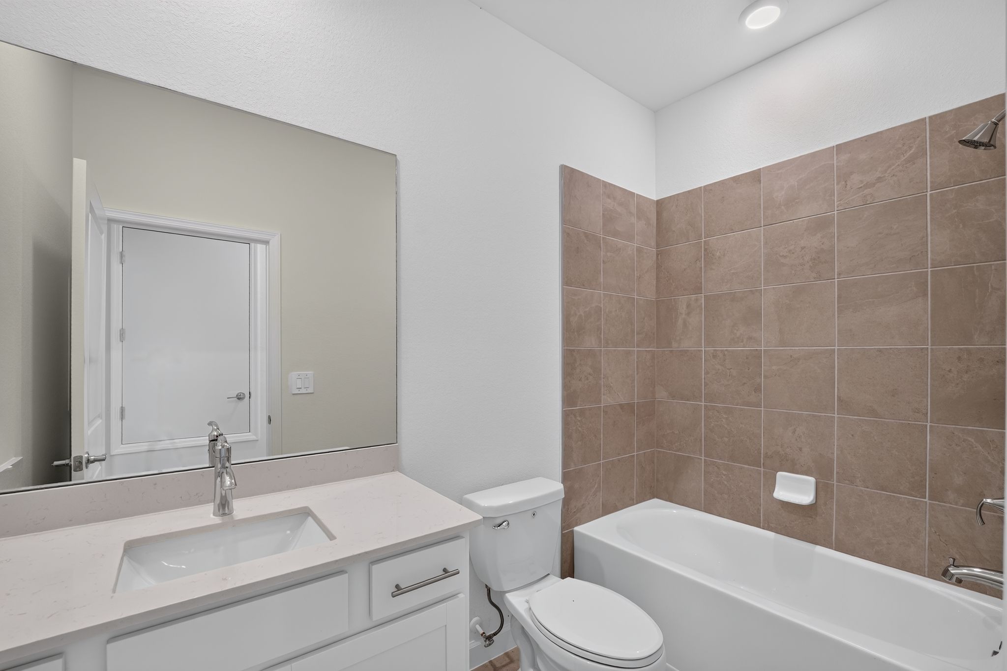 20 14815 Bluewater Rd Bathroom 0400