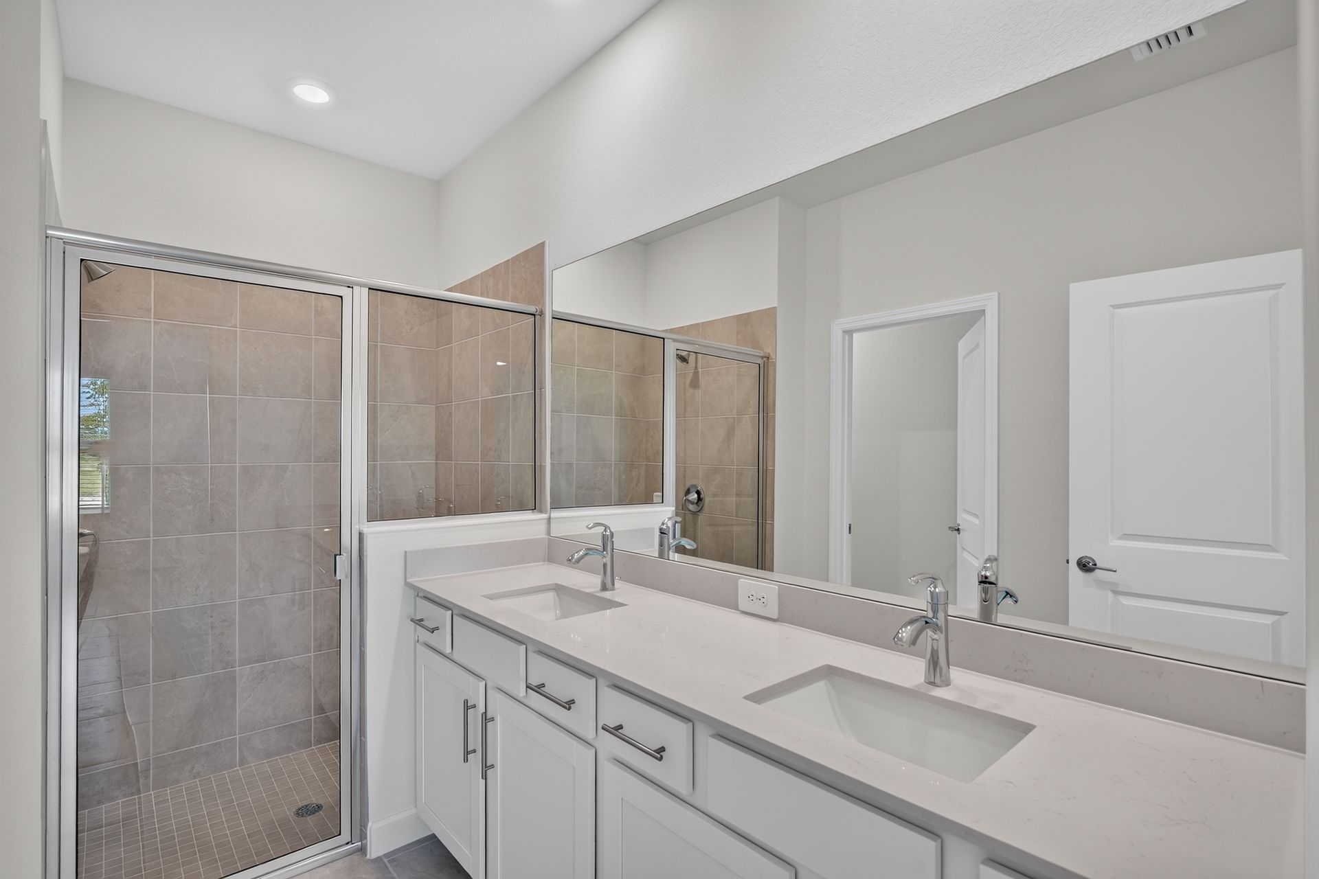 21 14815 Bluewater Rd Bathroom 0445