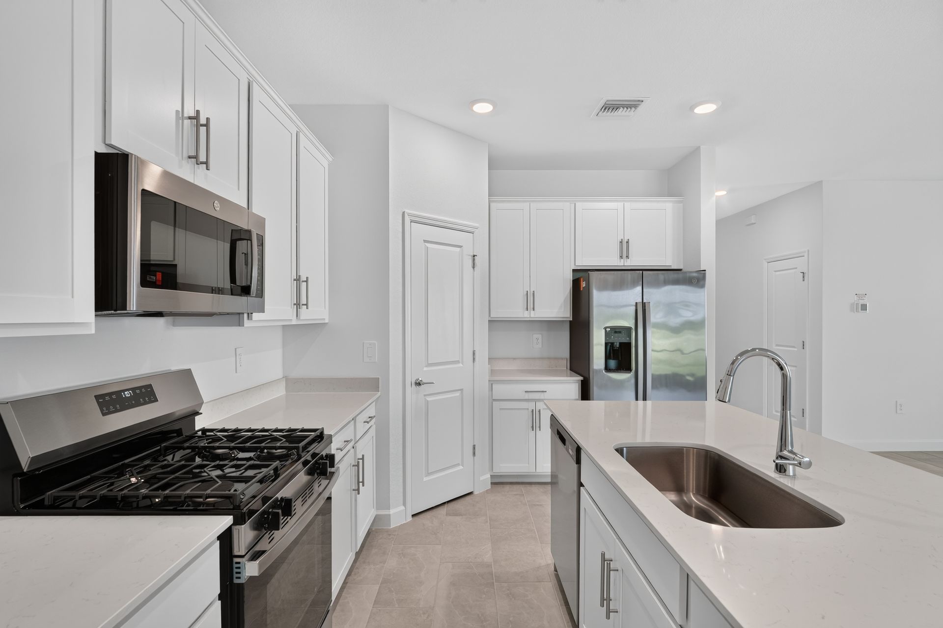 14 14783 Bluewater Rd Kitchen 0250