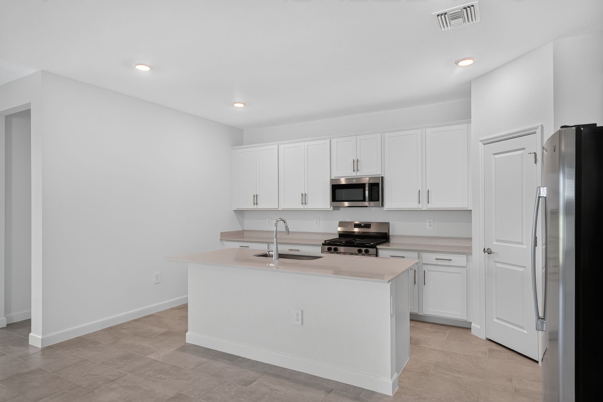 11 14783 Bluewater Rd Kitchen 0247