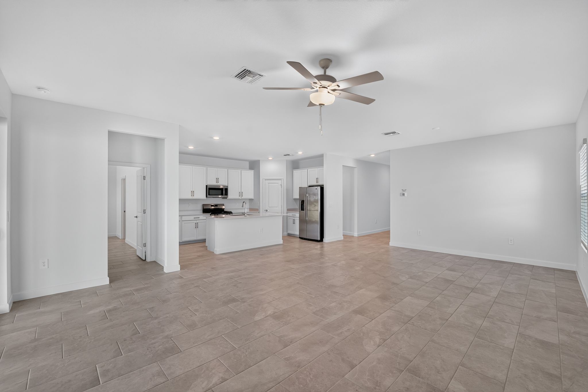 09 14783 Bluewater Rd Living room 0235