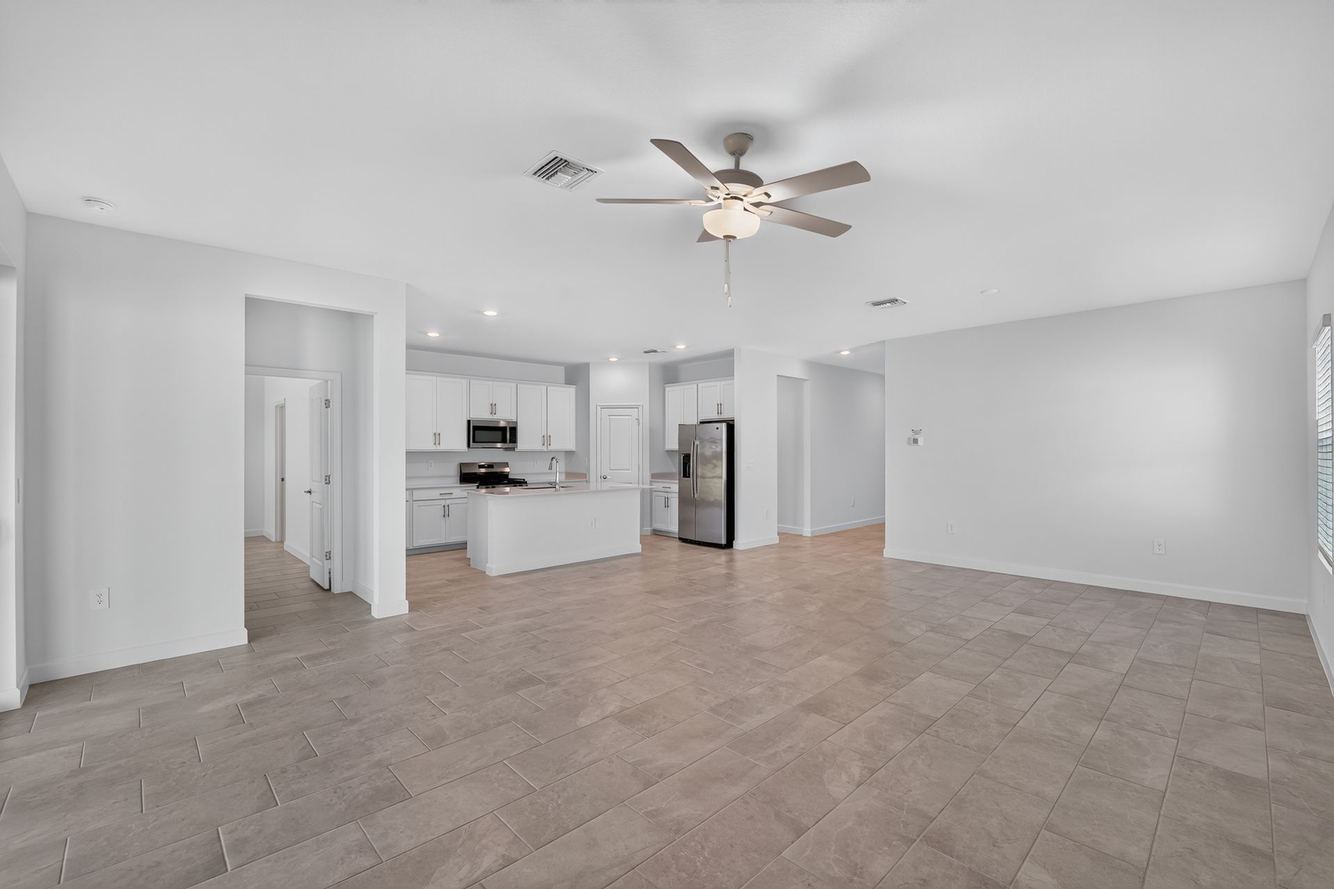 09 14783 Bluewater Rd Living room 0235