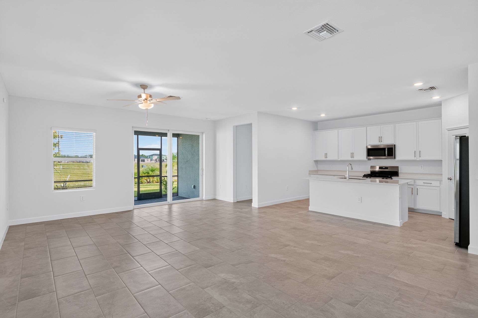 10 14783 Bluewater Rd Living room 0232