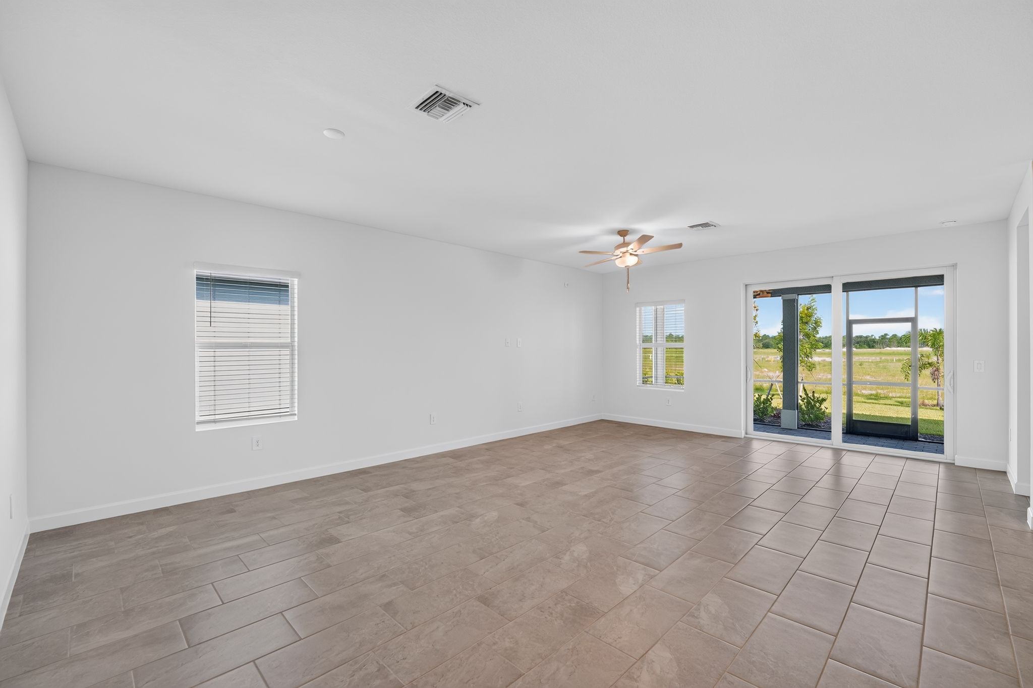 08 14783 Bluewater Rd Living room 0229