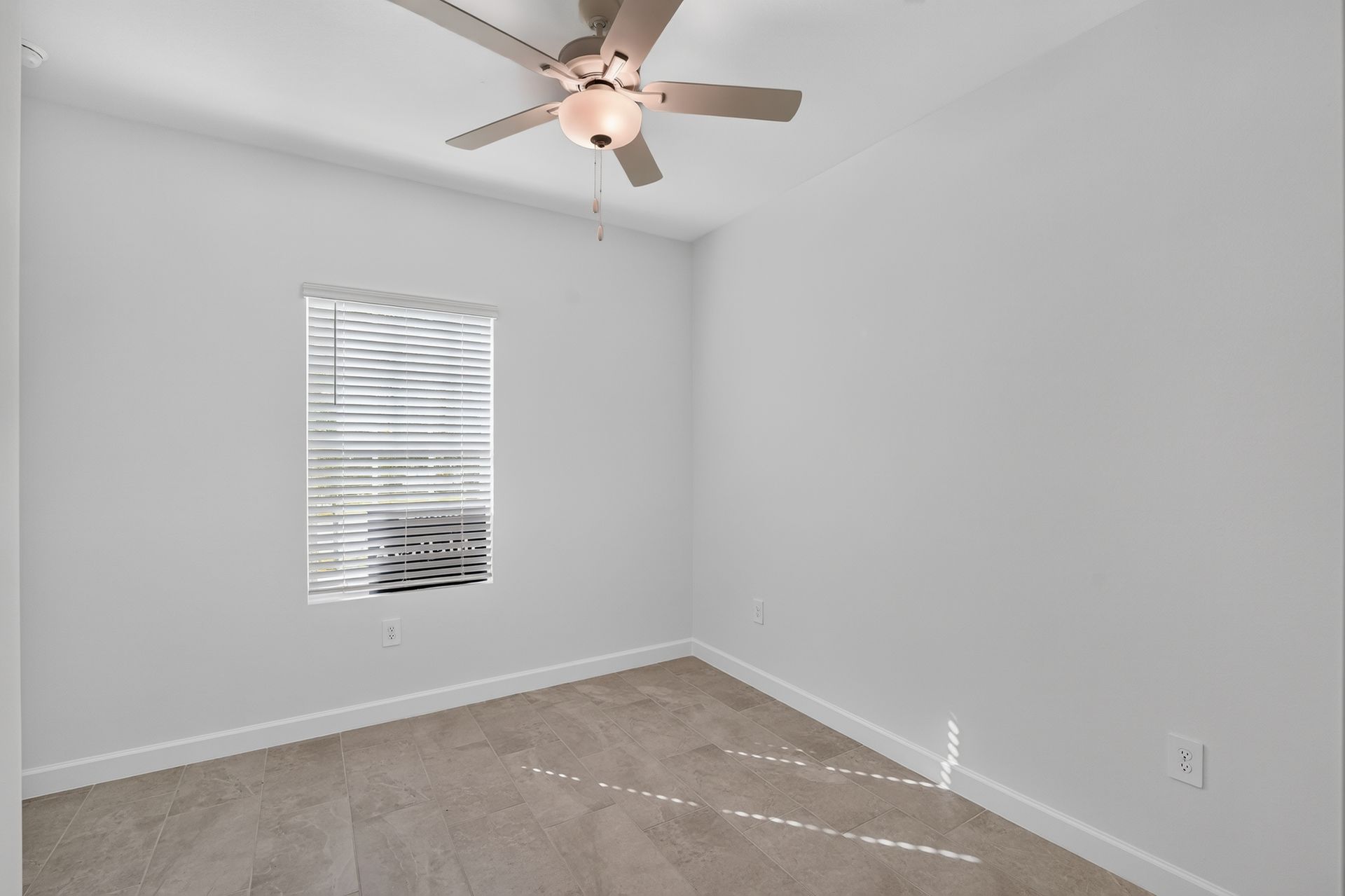 18 14783 Bluewater Rd Bedroom 0211