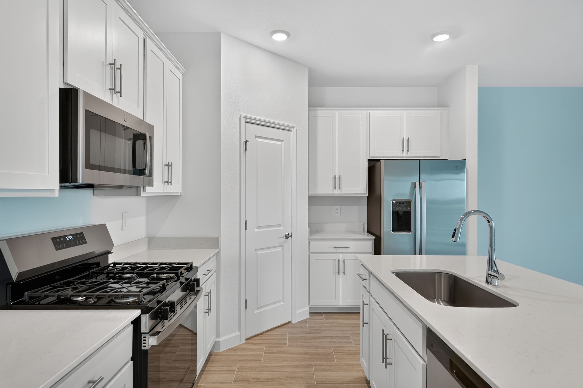 12 14871 Bluewater Rd Kitchen 0613