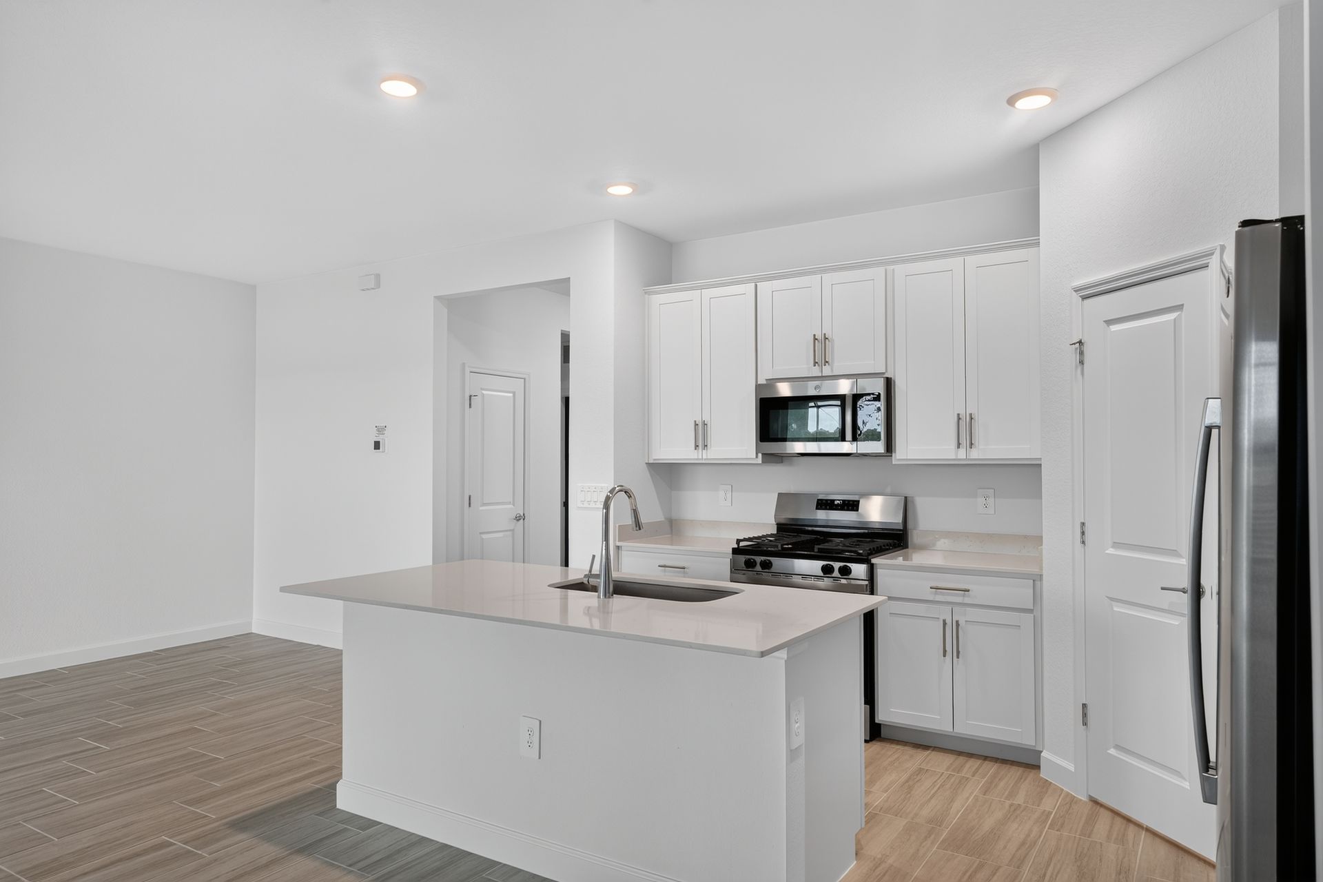 13 14871 Bluewater Rd Kitchen 0616