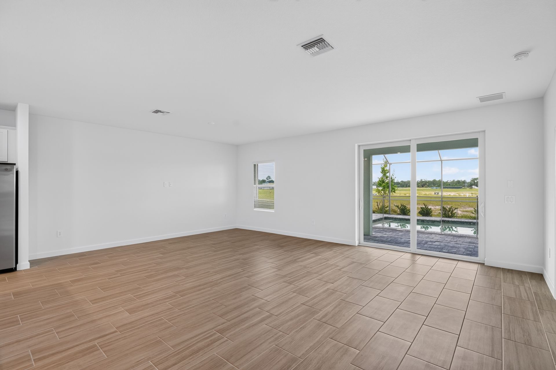 09 14871 Bluewater Rd Living room 0604
