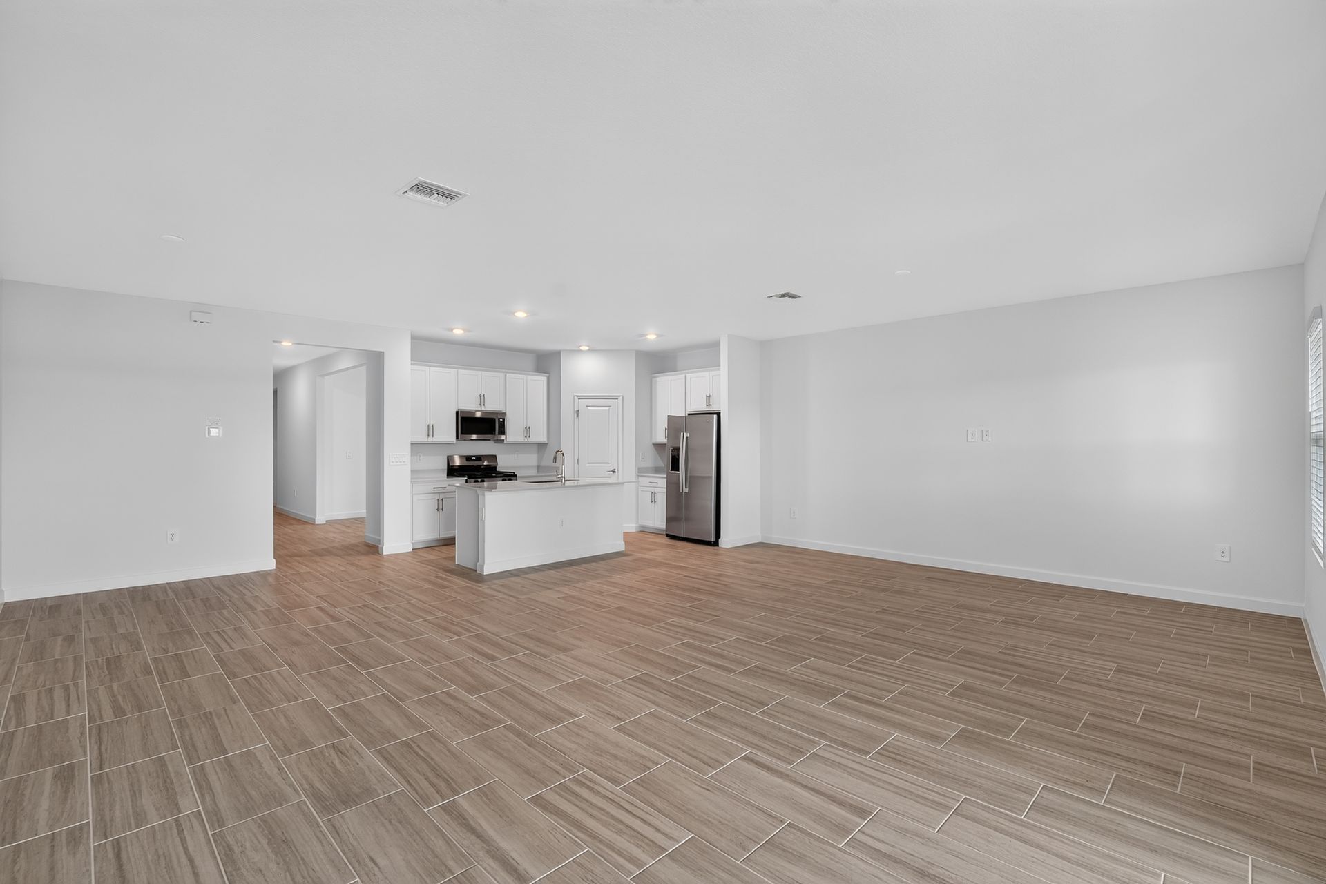 10 14871 Bluewater Rd Living room 0605