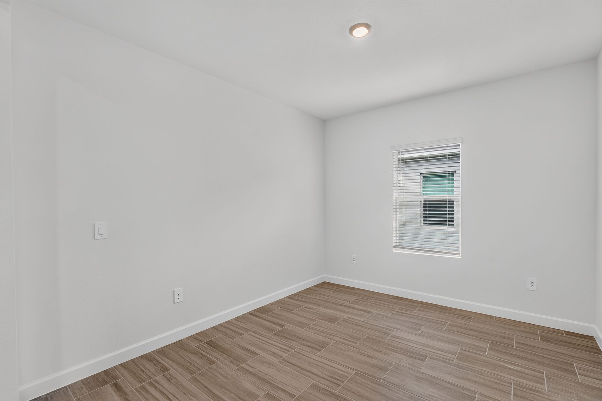16 14871 Bluewater Rd Bedroom 0589