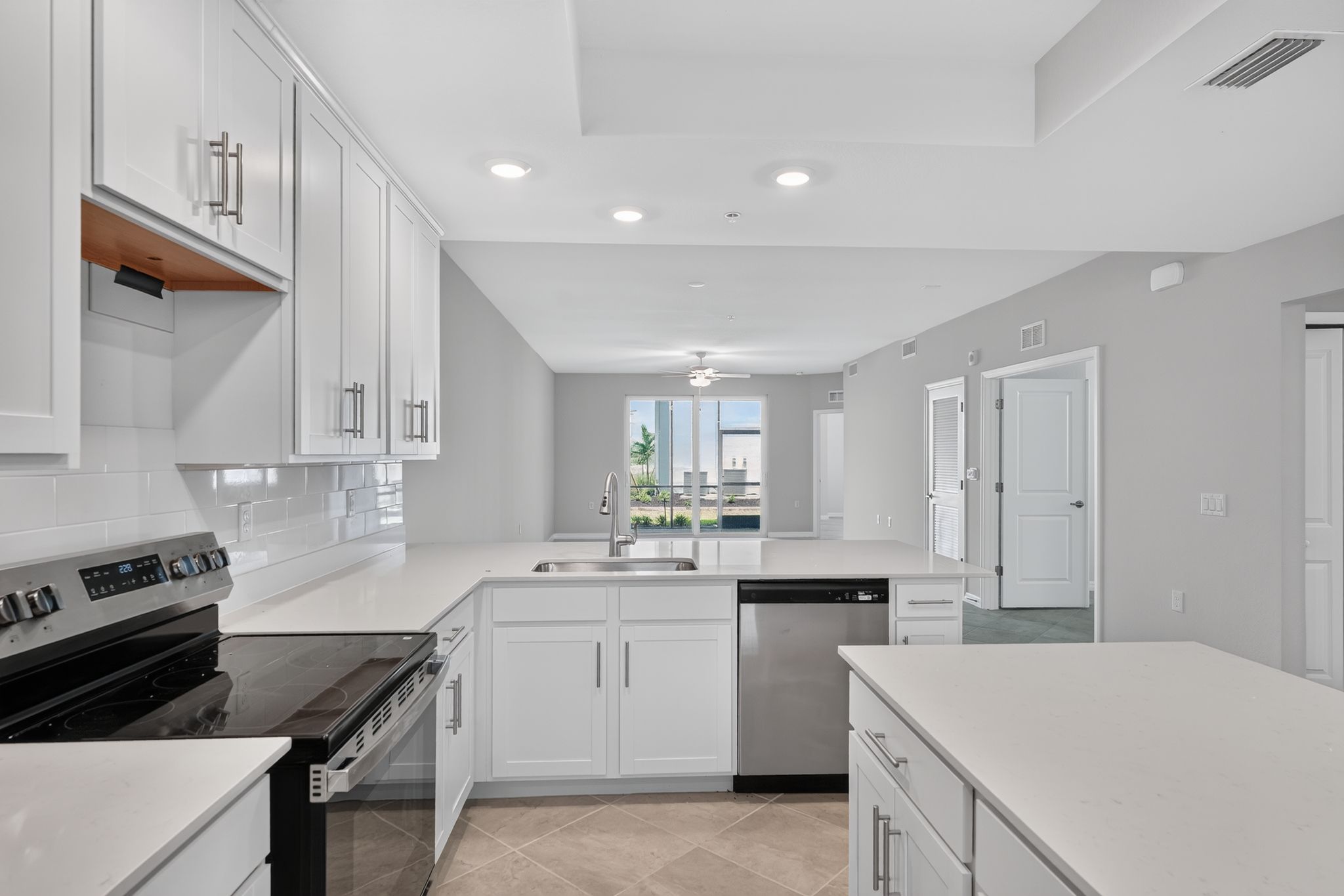 12 15465 Grn Acrs Ave 2518 Kitchen 0719
