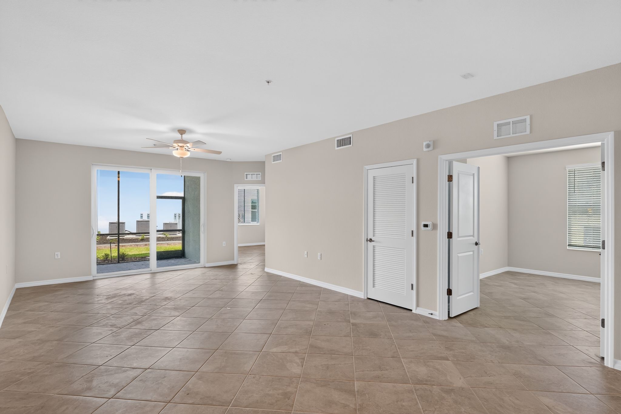 08 15465 Grn Acrs Ave 2518 Living room 0738