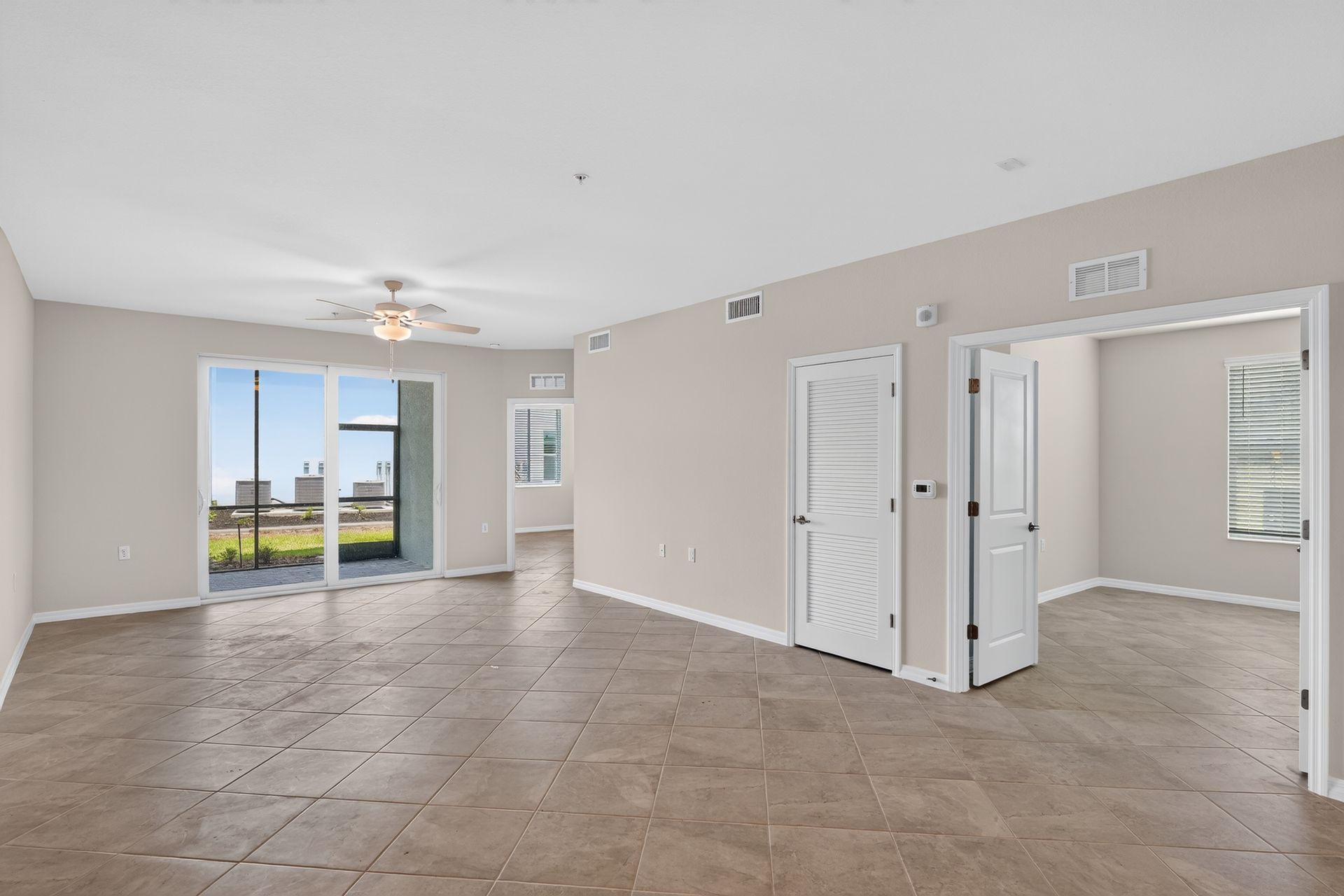 08 15465 Grn Acrs Ave 2518 Living room 0738