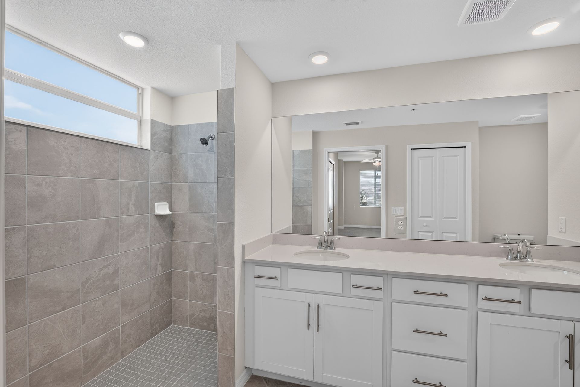 18 15465 Grn Acrs Ave 2518 Bathroom 0752